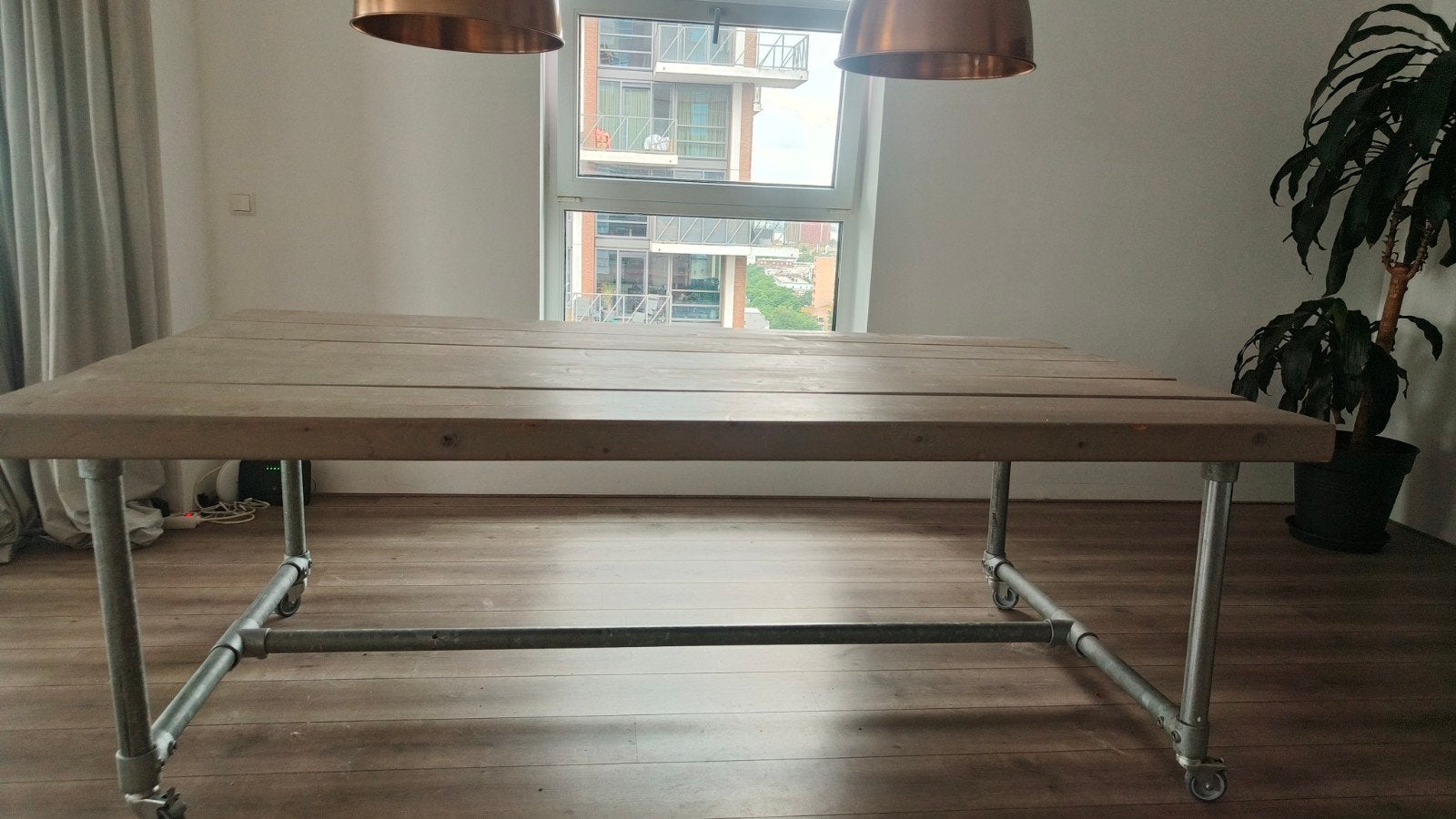 Robuuste houten eettafel met metalen onderstel op wielen, Gebruikt, 100 tot 150 cm, 200 cm of meer, Vijf personen of meer