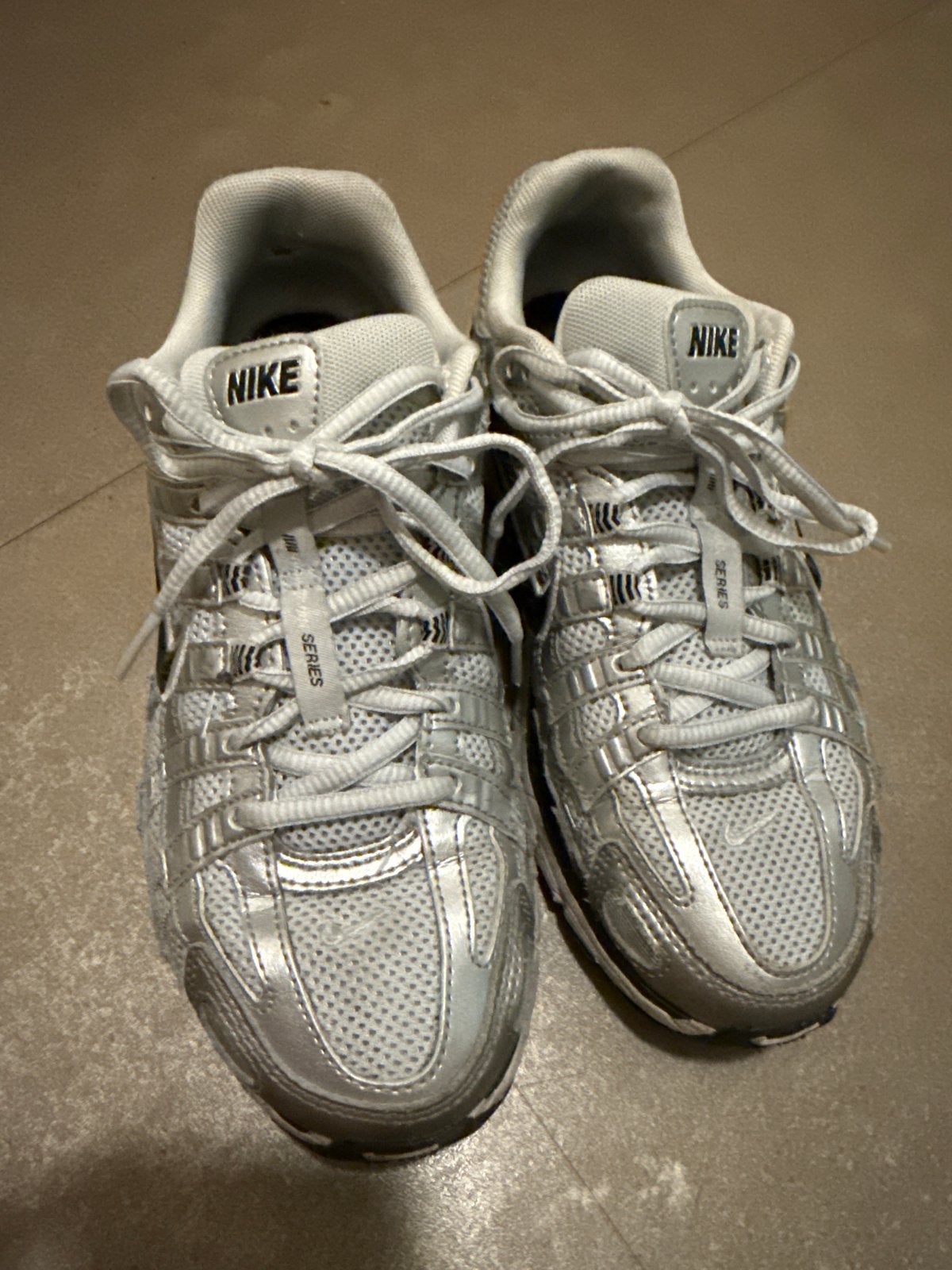 Nike P-6000 sneakers - Zilver, Kleding | Dames, Ophalen of Verzenden, Sneakers of Gympen, Grijs, Gedragen