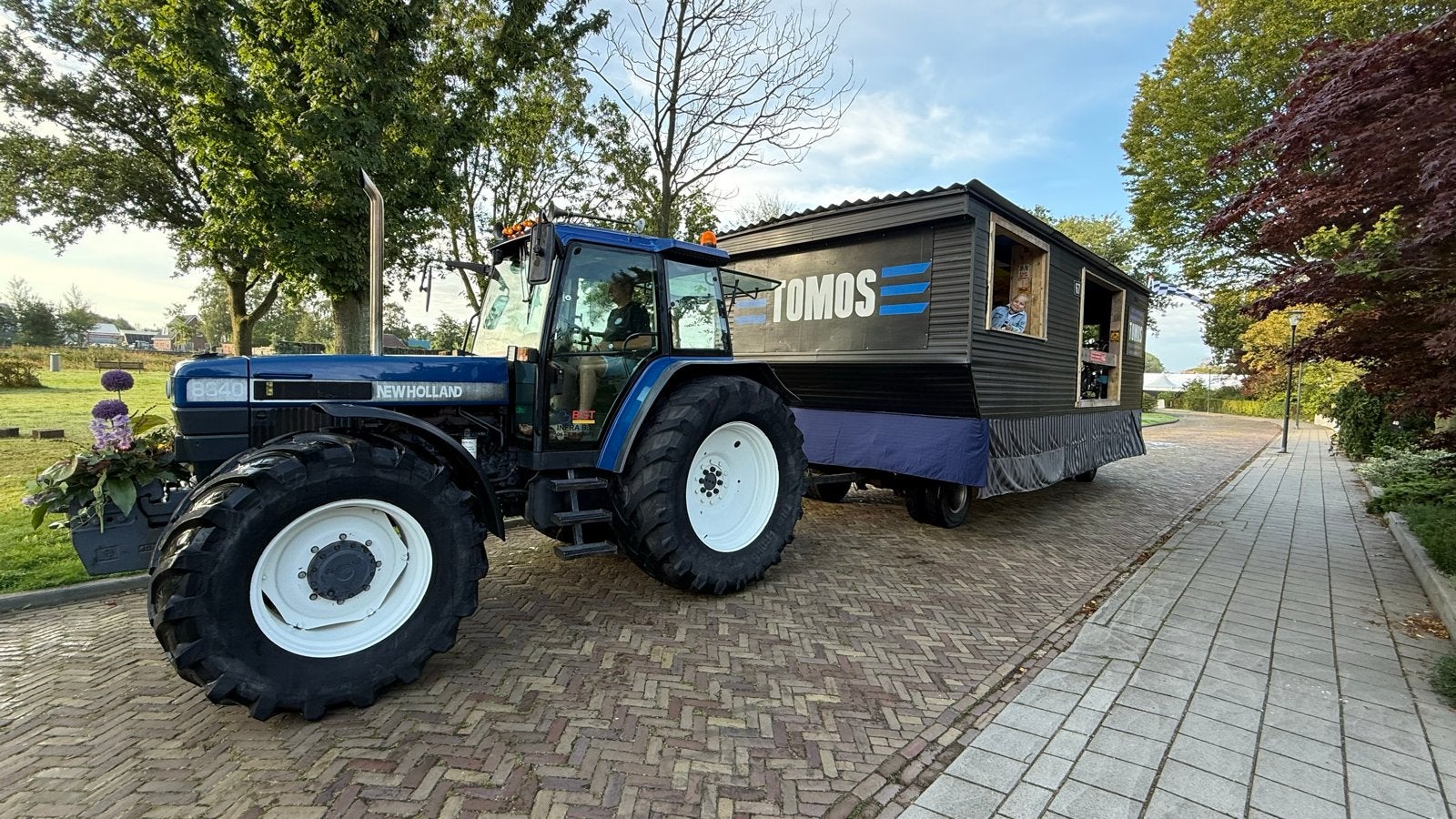 Unieke Stacaravan omgebouwd tot versierde wagen, Ophalen, Carnaval