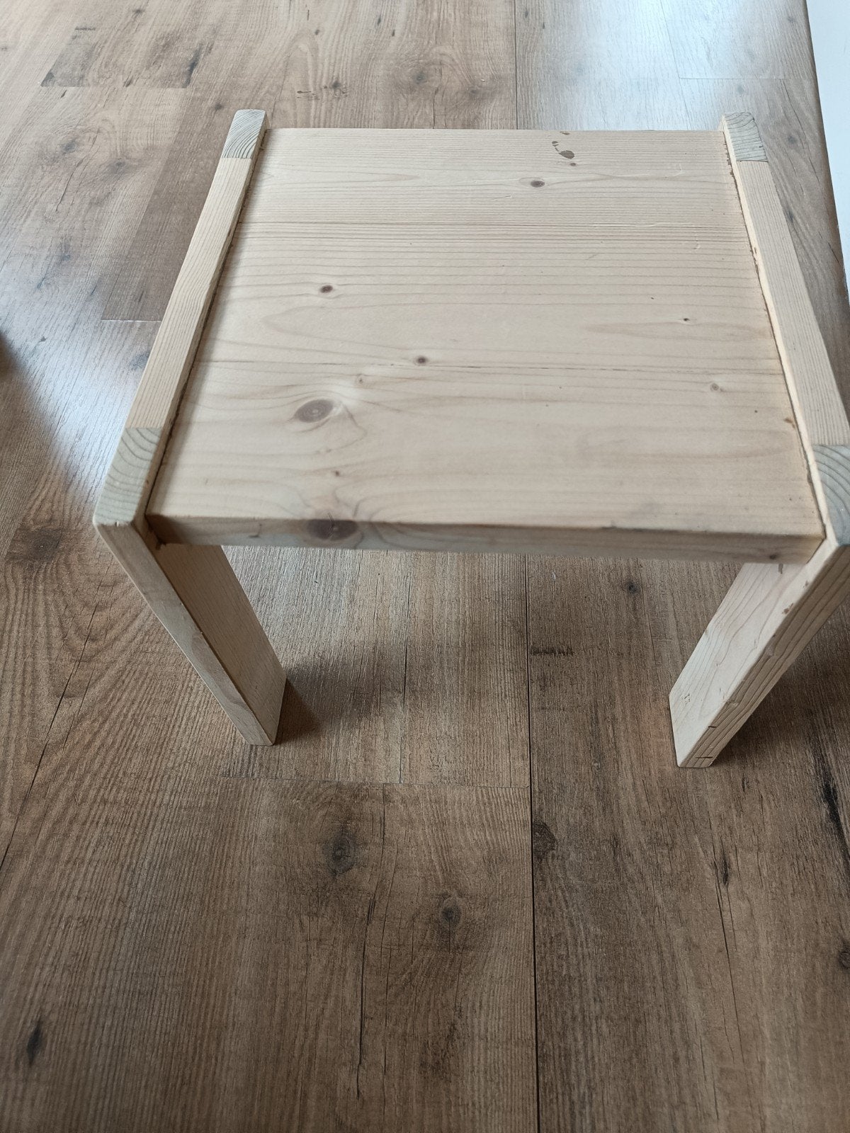 Nieuw klein houten bijzettafeltje 30x30 cm, Ophalen, Minder dan 45 cm, Minder dan 55 cm, Vierkant