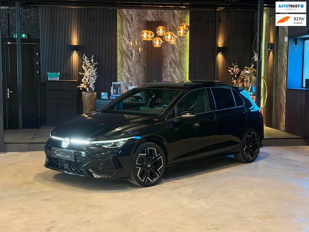 Volkswagen GOLF 1.5 eTSI R-Line Edition|PANO|BOMVOL!, Auto's, 4 cilinders, 150 pk, Parkeerassistent, Zwart