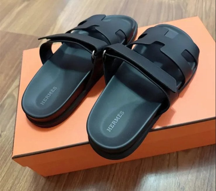 Hermes slippers zwart - maat 43, Ophalen of Verzenden, Zo goed als nieuw, Zwart, Slippers