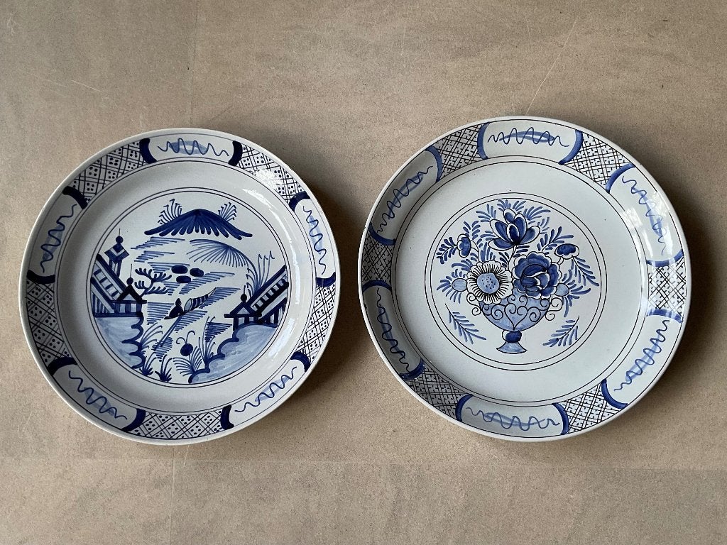 2 antieke blauw/witte borden gemerkt AK Delfts van Griekse A, Antiek en Kunst, Verzenden