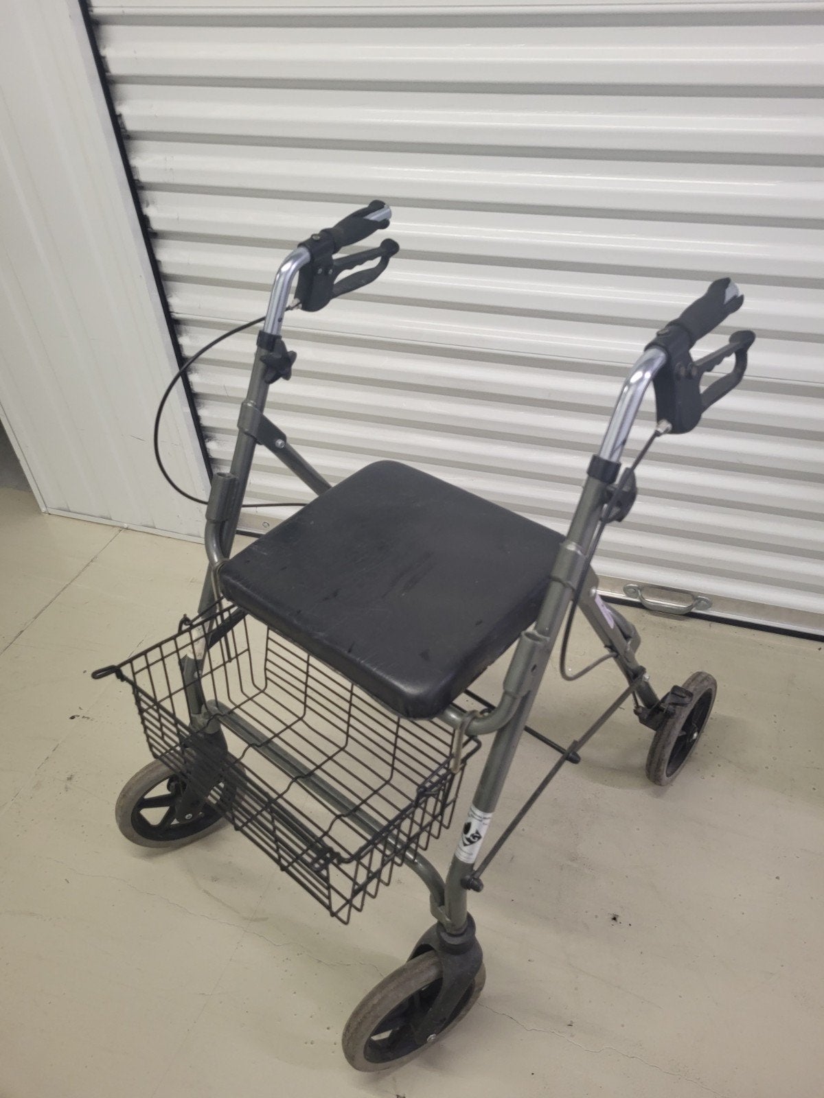 Rollator met zitje en afneembare mand Medisch Hulpmiddel, Ophalen of Verzenden, Opvouwbaar, Gebruikt