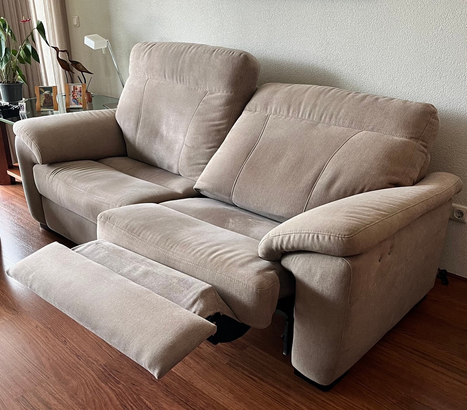 Zandkleurig bankstel elektrisch Henders & Hazel relaxbank, Huis en Inrichting, Gebruikt, 100 tot 125 cm, Driepersoons, Ophalen of Verzenden