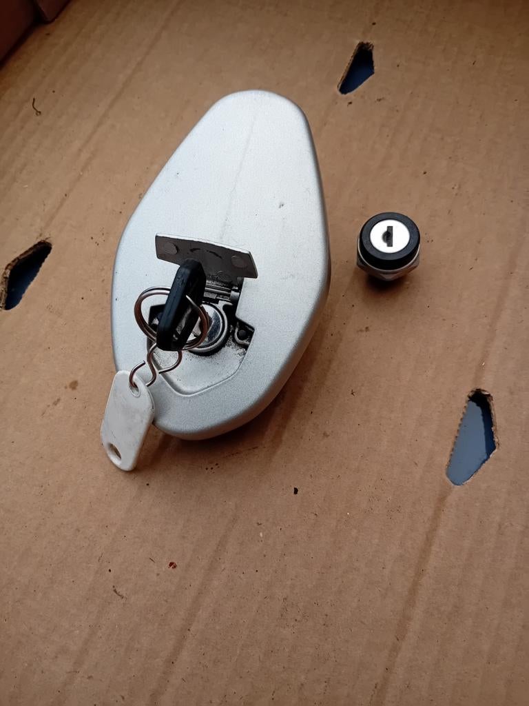 Ducati 749 999 Tankslot tankdop en buddyseat slot, Ophalen of Verzenden, Gebruikt