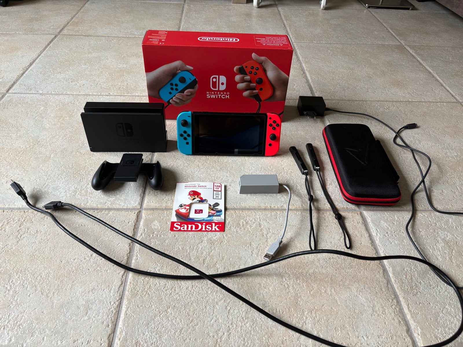 Nintendo Switch (2019 Upgrade) incl. handige accessoires, Spelcomputers en Games, Met 2 controllers, Zo goed als nieuw, Met harde schijf