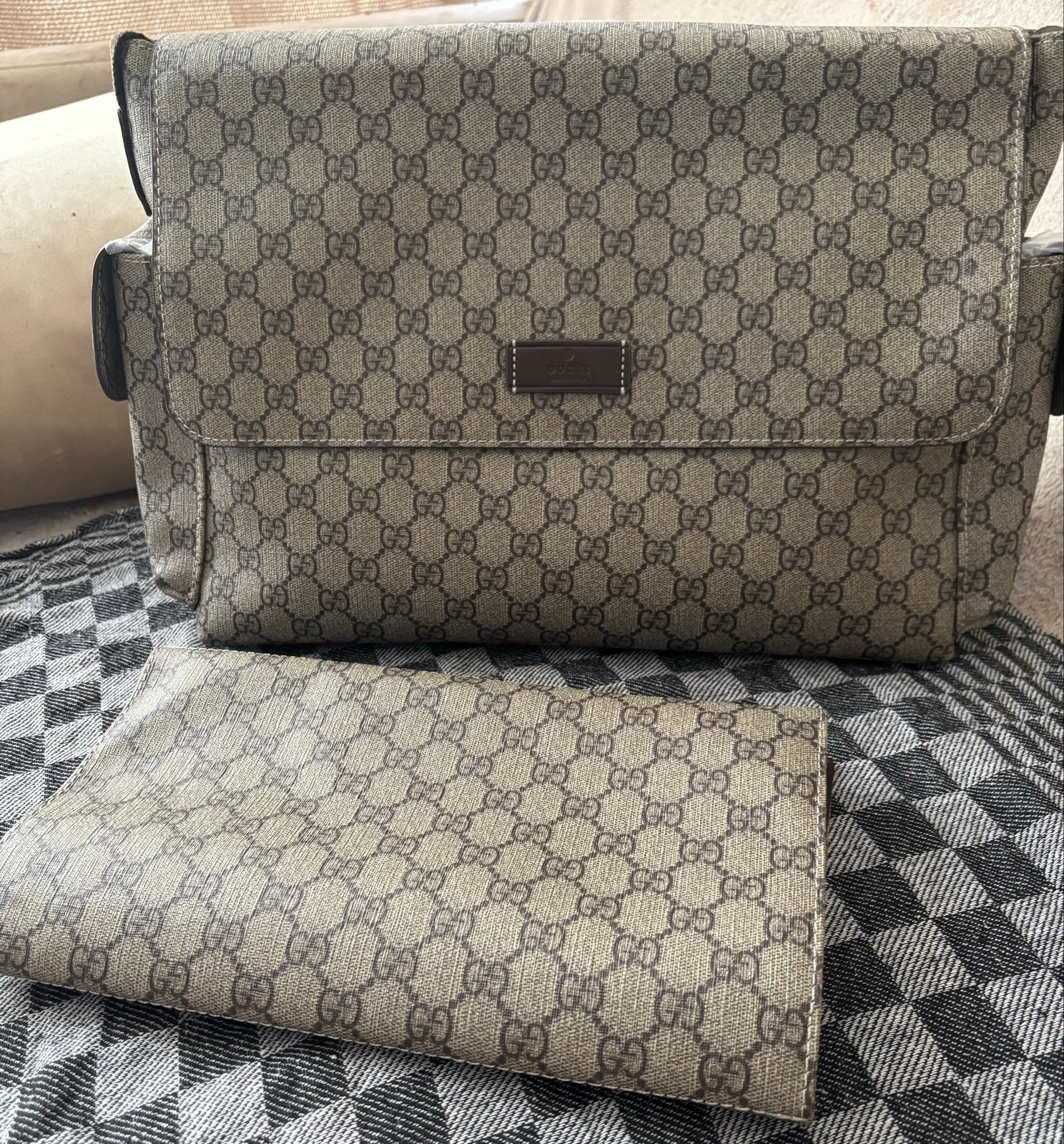 Gucci Verzorgingstas met GG-patroon en verschoningsmatje, Kinderen en Baby's, Gucci, Extra vakken, Zo goed als nieuw, Beige