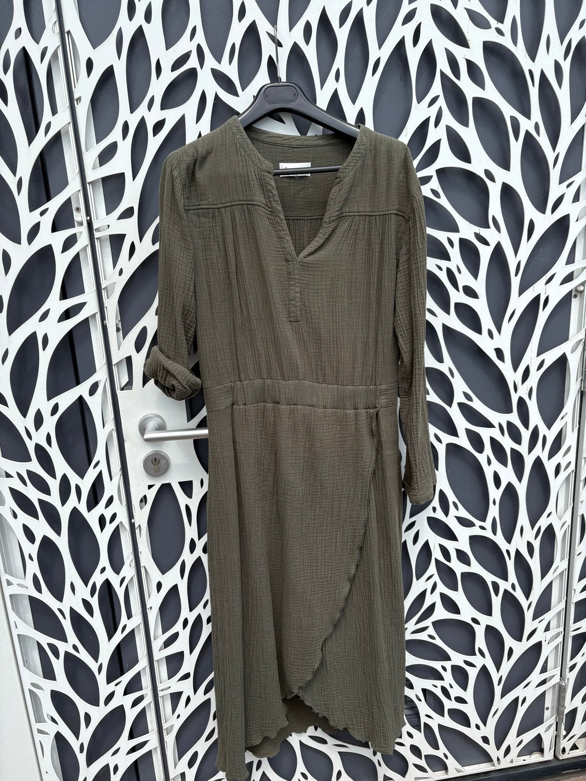 Les Favorites jurk mt.L armygroen, Kleding | Dames, Jurken, Maat 42/44 (L), Ophalen of Verzenden, Gedragen, Onder de knie