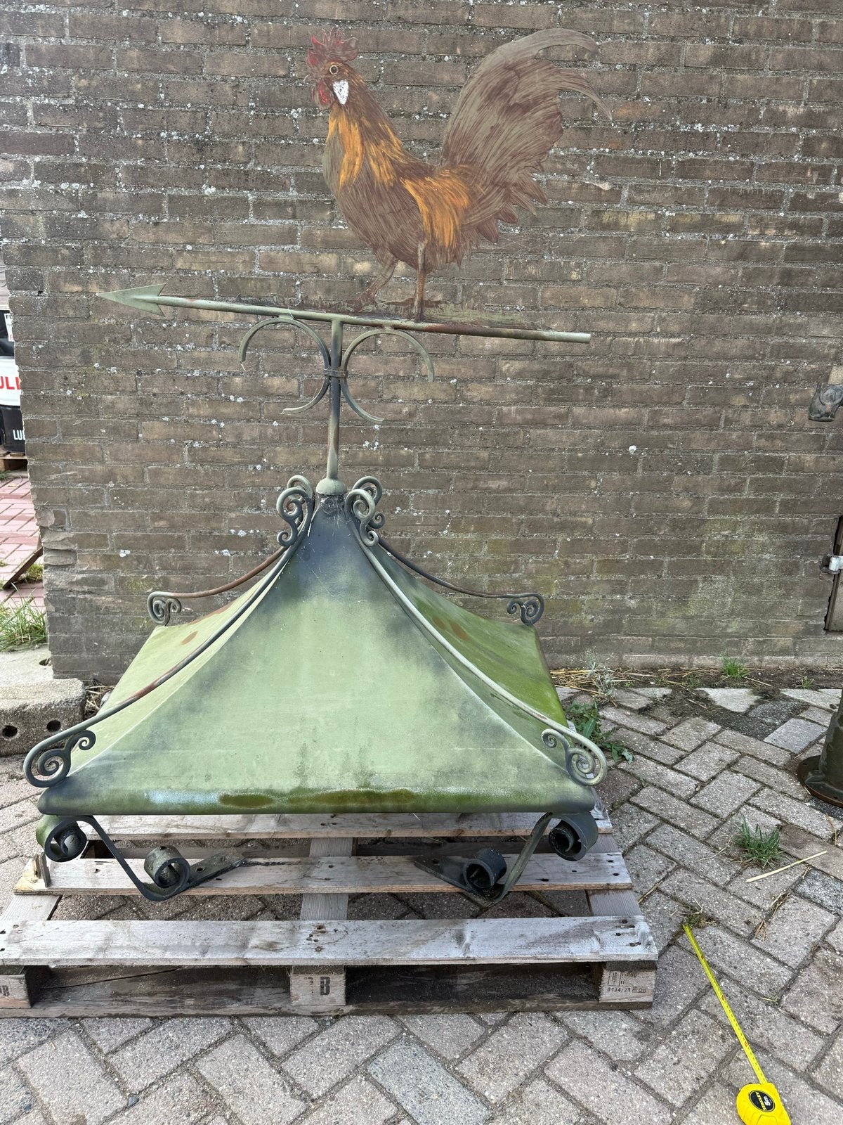 Antieke smeedijzeren kap schoorsteen met windwijzer haan, Ophalen
