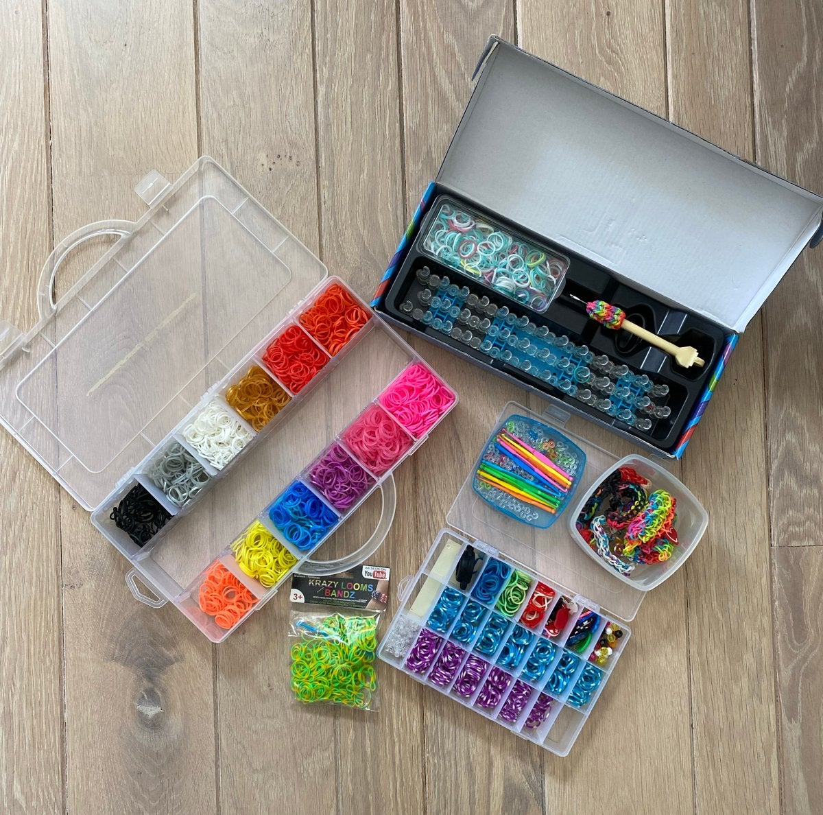 Grote Rainbow Loom set met veel elastiekjes en accessoires, Ophalen of Verzenden, Zo goed als nieuw, Knutselen