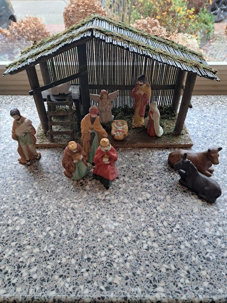 Kerststal met 11 figuurtjes van keramiek,  Nativity set, Diversen, Ophalen of Verzenden, Gebruikt