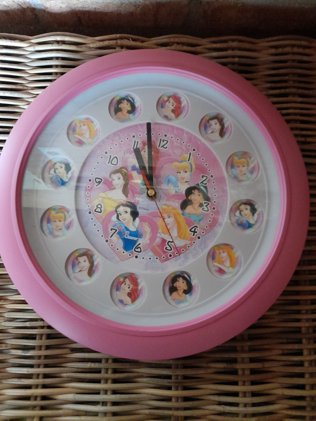 Disneyklok  voor meisjeskamer met allerlei prinsessen erop, Ophalen of Verzenden, Assepoester of Belle, Servies