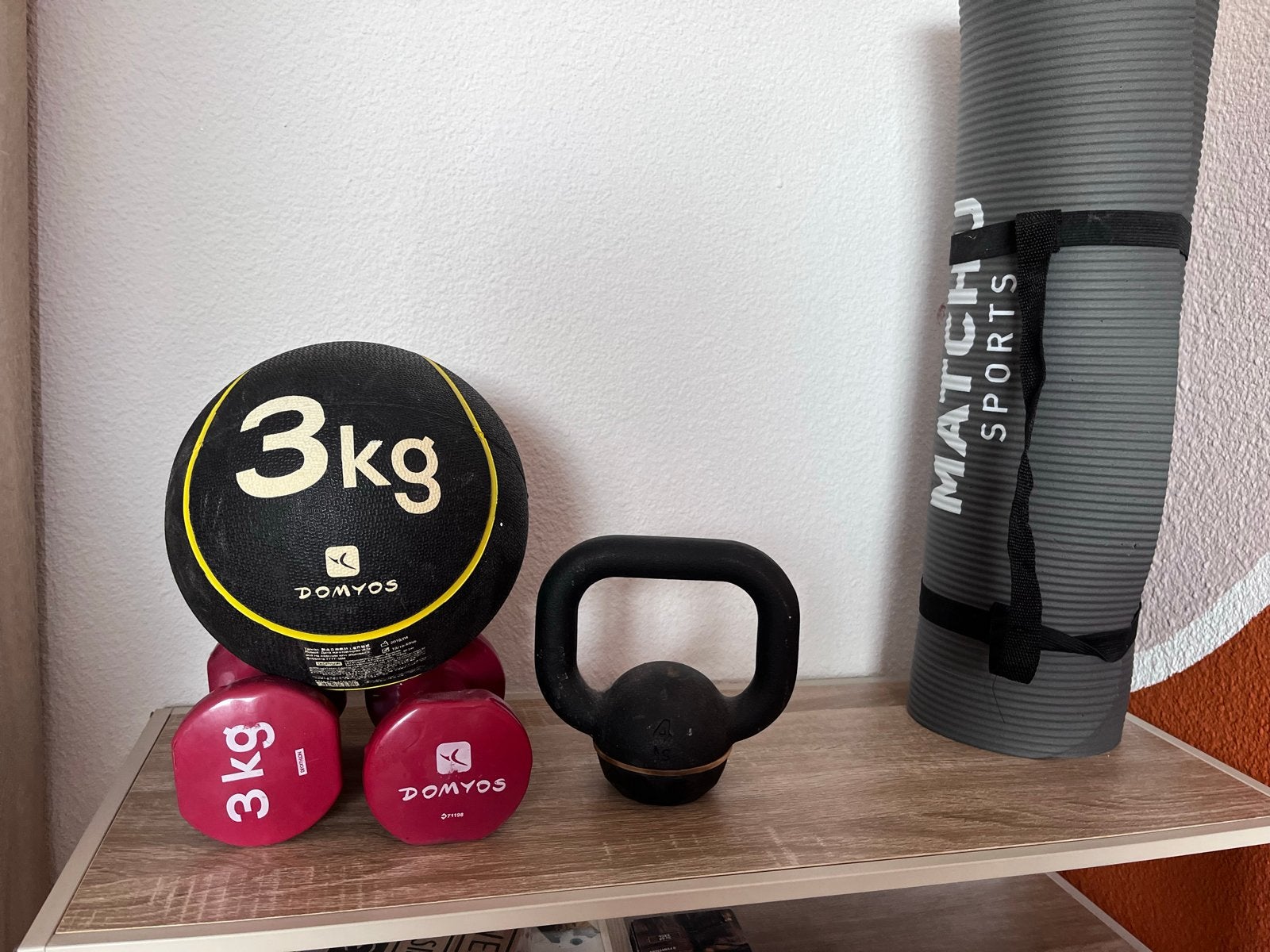 Gewichtenset: 2x Dumbbells 3kg, Kettlebell 4kg, Mat, bal 3kg, Sport en Fitness, Fitnessmaterialen, Ophalen, Zo goed als nieuw