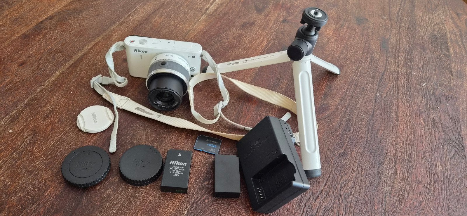 Nikon 1 J1 Systeemcamera met 10-30mm lens en accessoires, Beeldstabilisatie, Gebruikt, Accu, Ophalen of Verzenden
