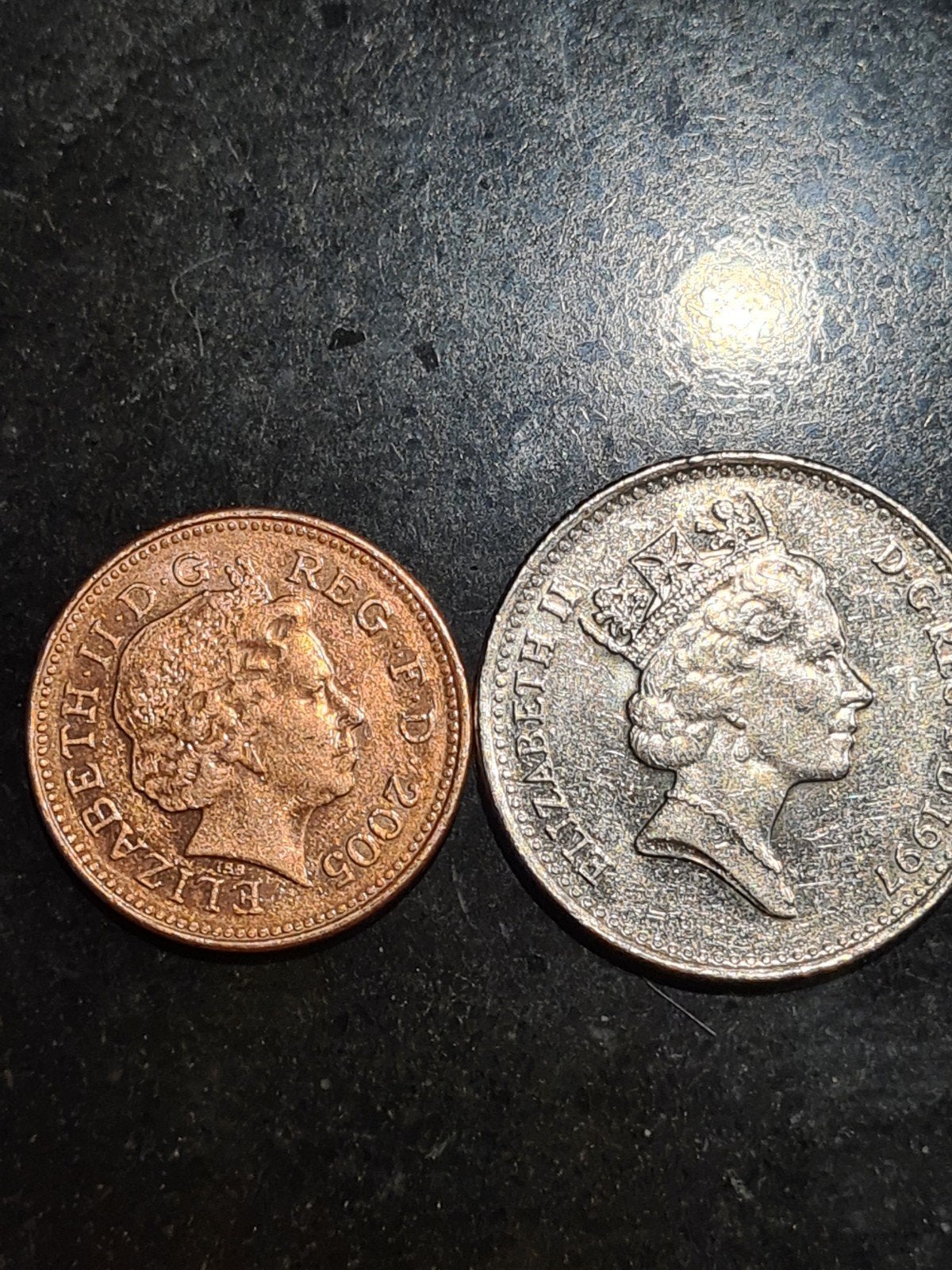 Britse munten: 1 Penny 2005 & 10 Pence 1997, Ophalen of Verzenden, Gestempeld