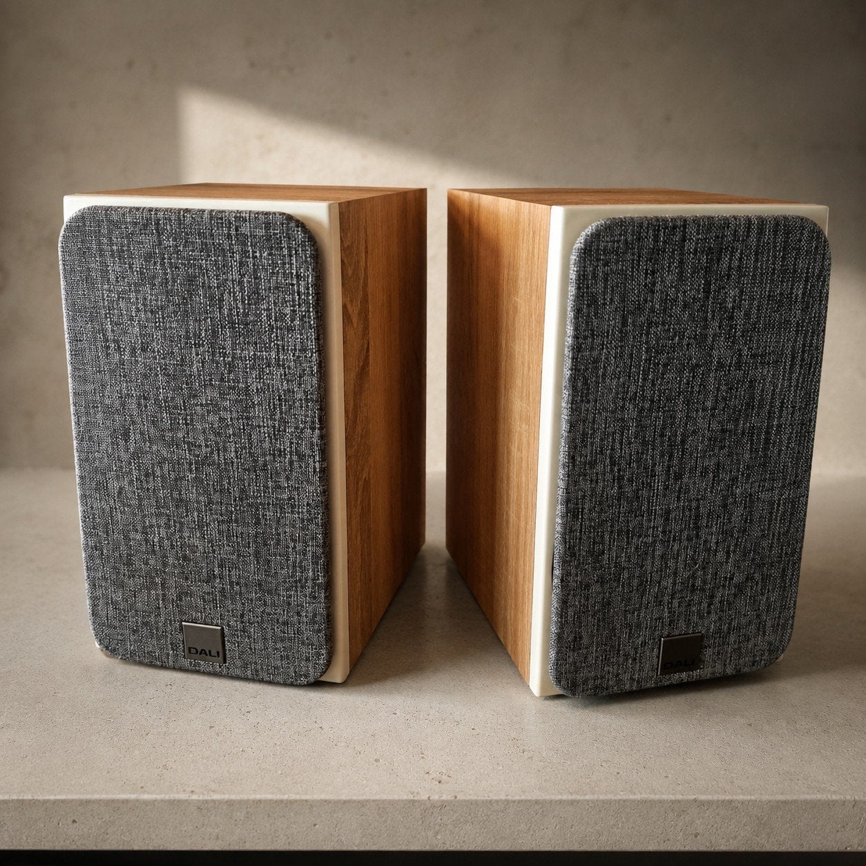 Dali Oberon C1 Compact Speakers met Sound Hub, Bluetooth, Ophalen of Verzenden, Zo goed als nieuw, Boekenplank luidspreker