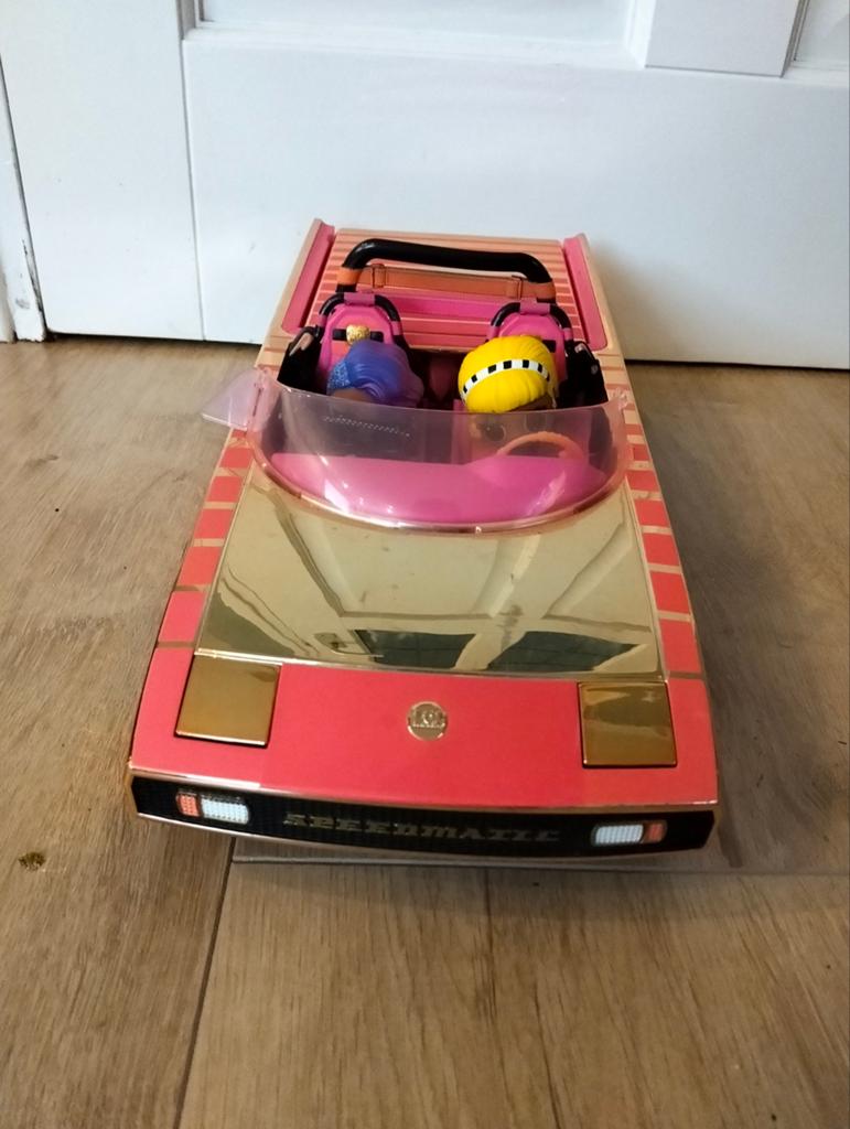 L.O.L. auto met 2 poppetjes, Ophalen