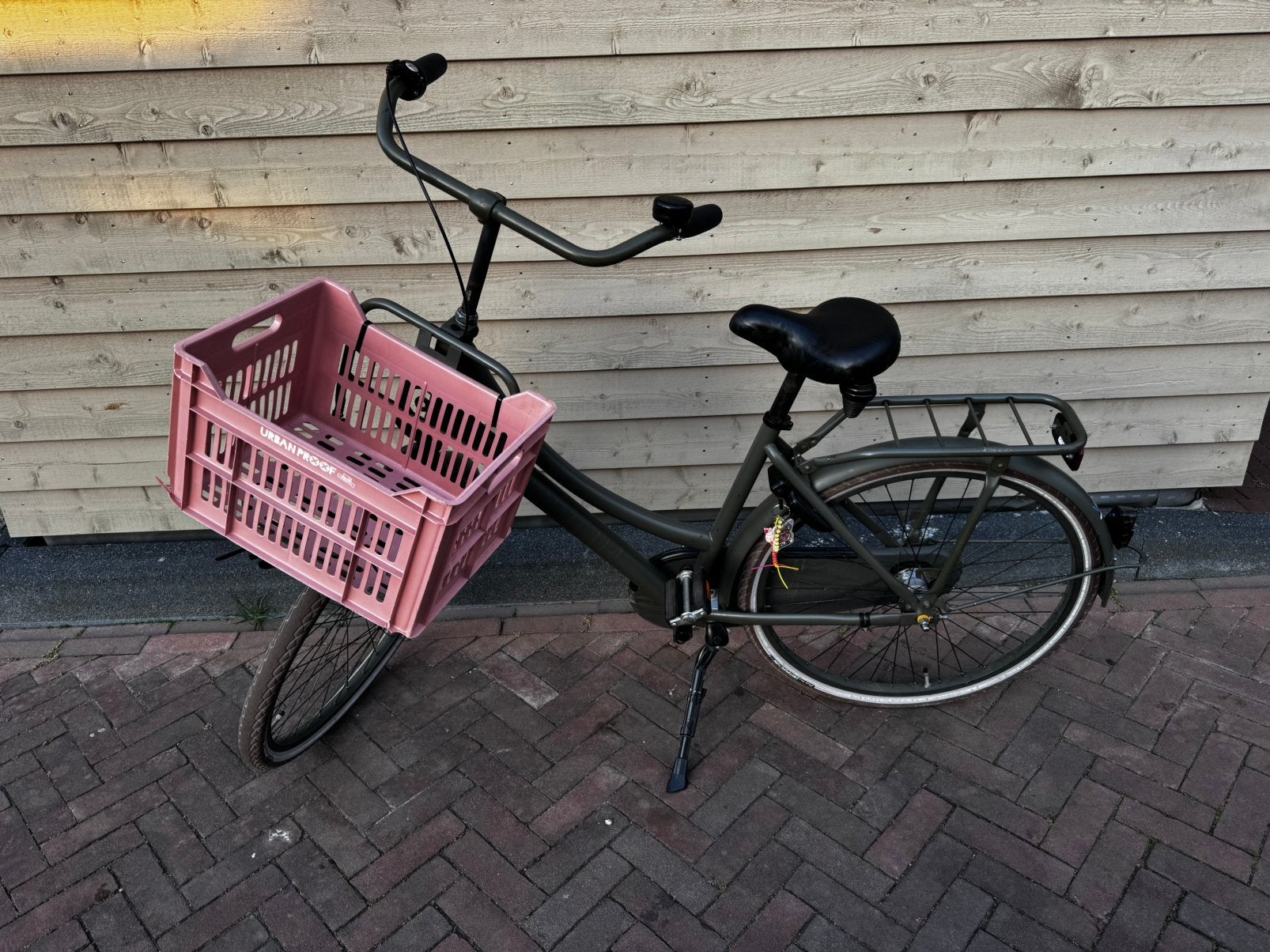 Prachtige Cortina U4 Transport 26 inch, legergroen roze mand, Fietsen en Brommers, Fietsaccessoires | Fietsmanden, Ophalen, Gebruikt