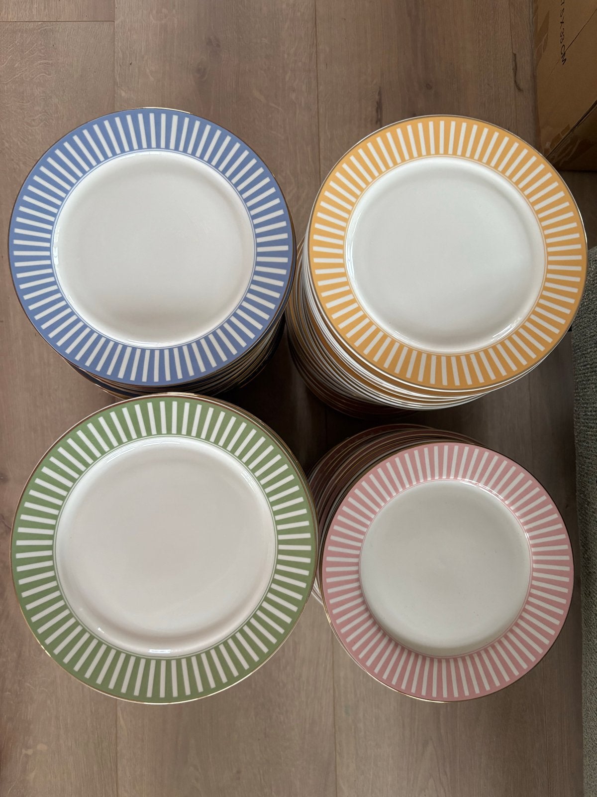 139 Nieuwe Ontbijtbordjes met Pasteltint Streepjes, Ophalen, Keramiek, Nieuw, Bord(en)