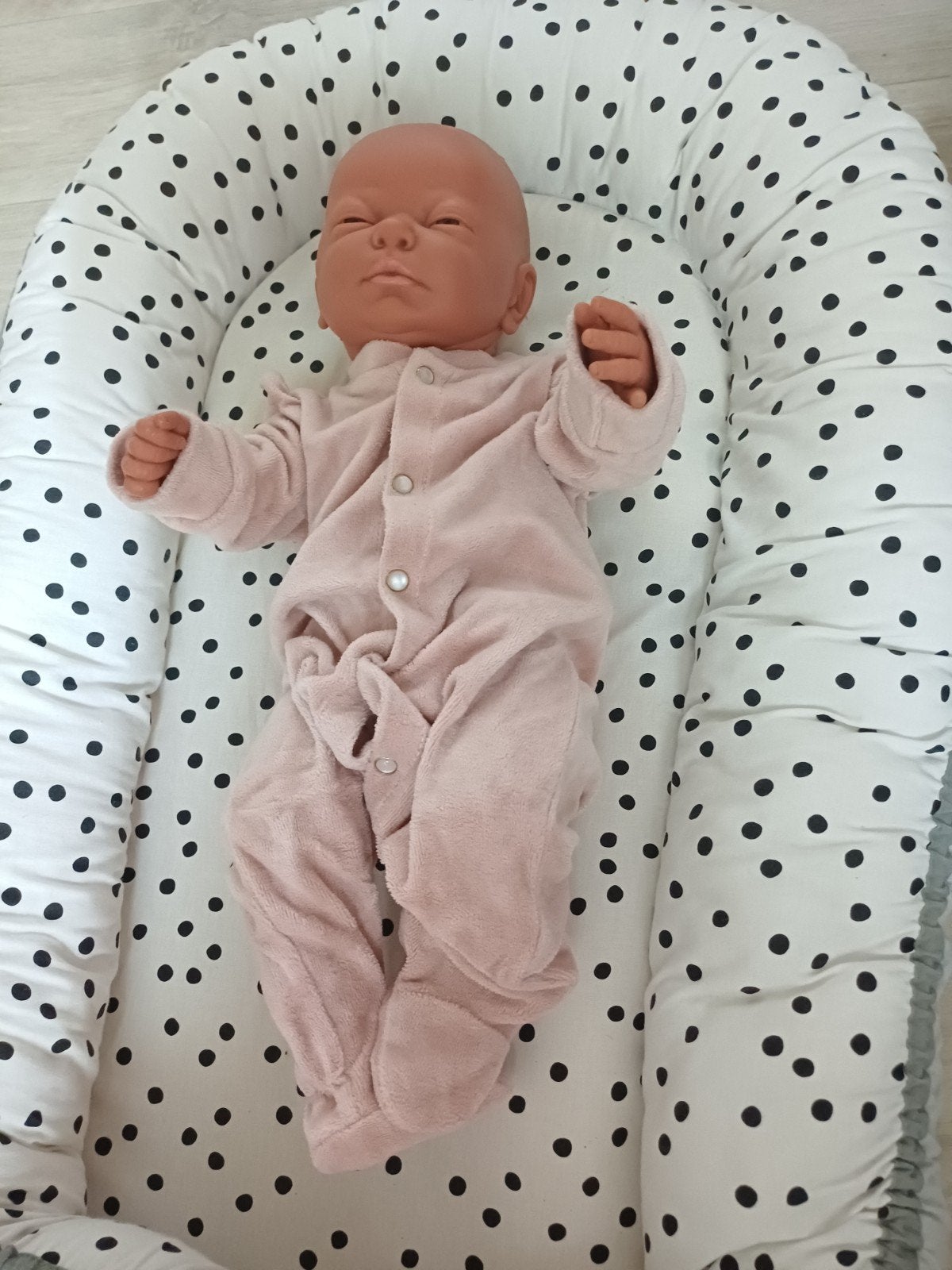 Realistische babypop met kleding en nestje, Ophalen of Verzenden, Gebruikt, Babypop