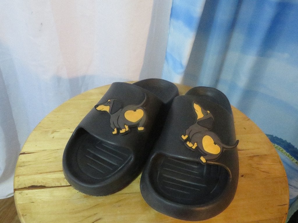 zwarte slippers met cartoon hond tekkel achtig mt 40, Slippers, Zwart, Ophalen of Verzenden, Gedragen