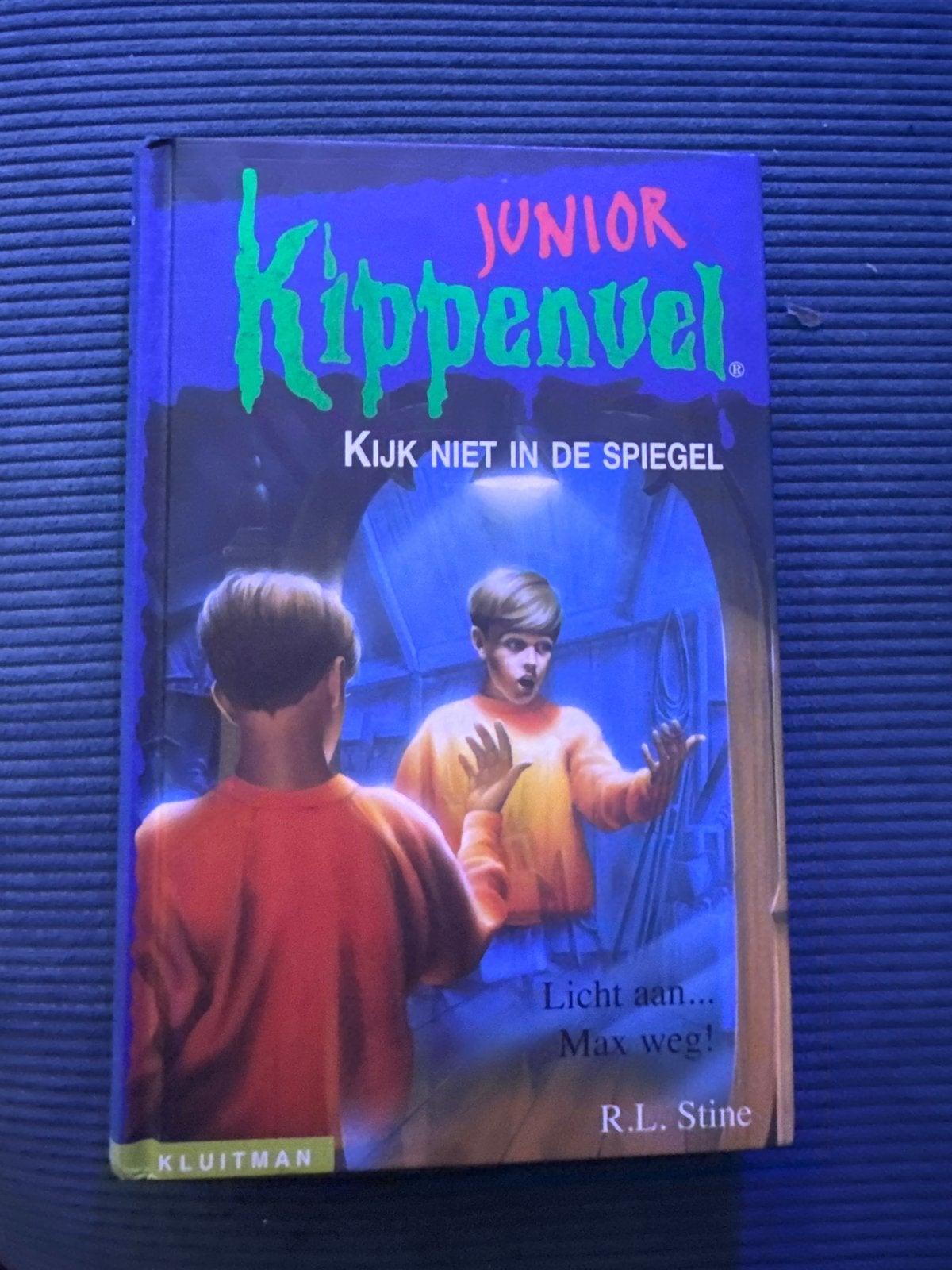 Junior Kippenvel: Kijk niet in de spiegel - R.L. Stine, Ophalen of Verzenden, Gelezen