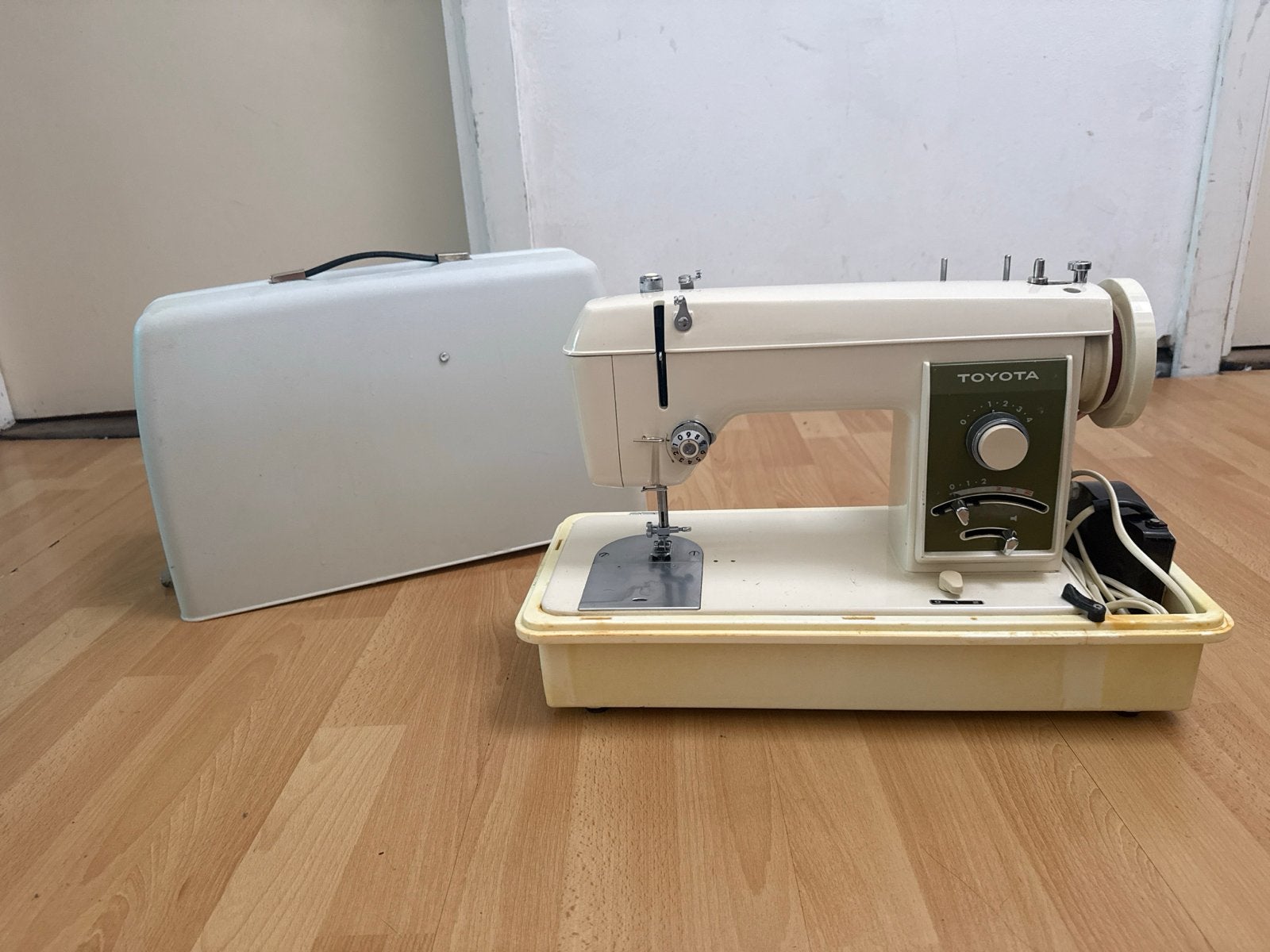 Vintage Toyota Naaimachine met Voetpedaal & Harde Koffer, Ophalen of Verzenden, Gebruikt, Naaimachine, Overige merken