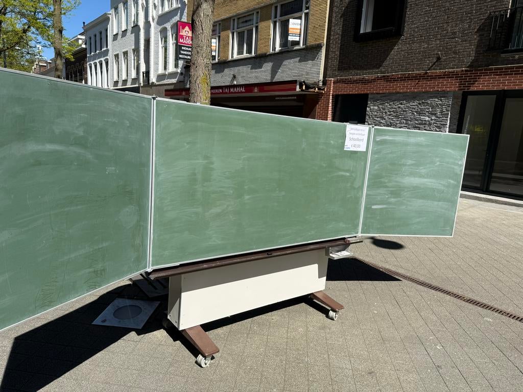Schoolbord verrijdbaar en in hoogte verstelbaar., Ophalen, Gebruikt, Krijtbord