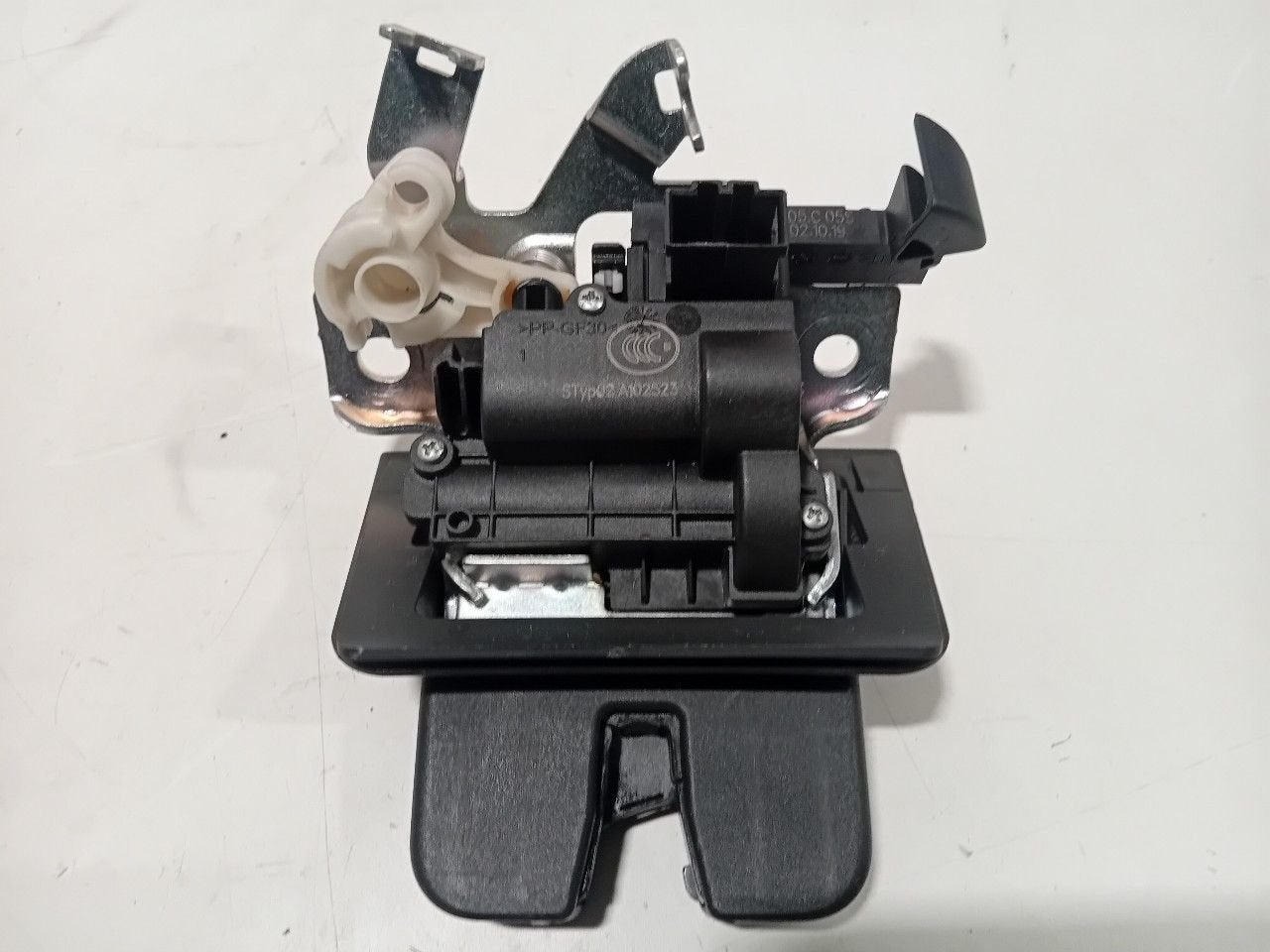 Slot mechaniek kofferdeksel achterklep elektrisch Audi SQ2, Auto-onderdelen, Onderdelen@venauto.nl, Van der Ven Autorecycling B.V.