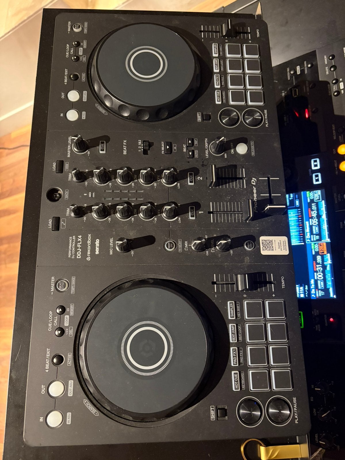 Foto 2 van Pioneer DDJ - FLX4 met 2 x speaker