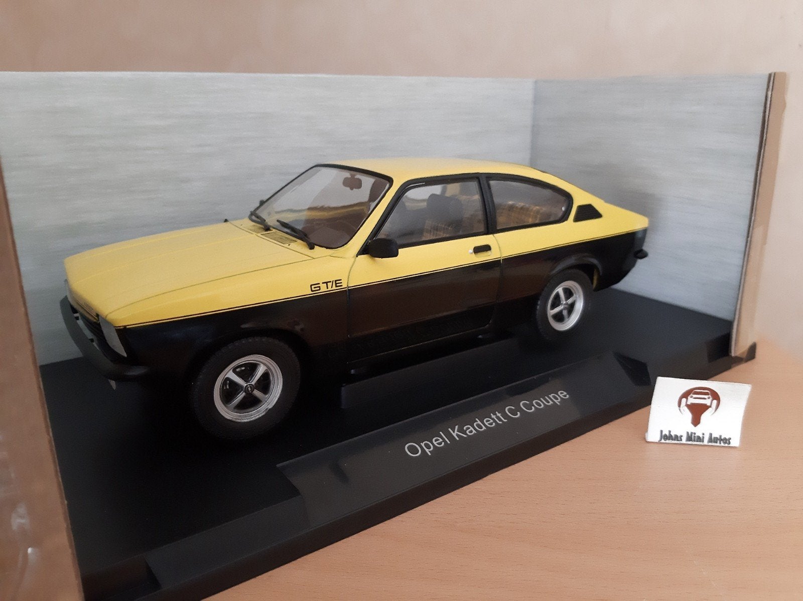 Opel Kadett C Coupe GT/E 1975 Geel/Zwart van MCG 1:18, Hobby en Vrije tijd, Modelauto's | 1:18, Overige merken, MCG, Auto, Nieuw