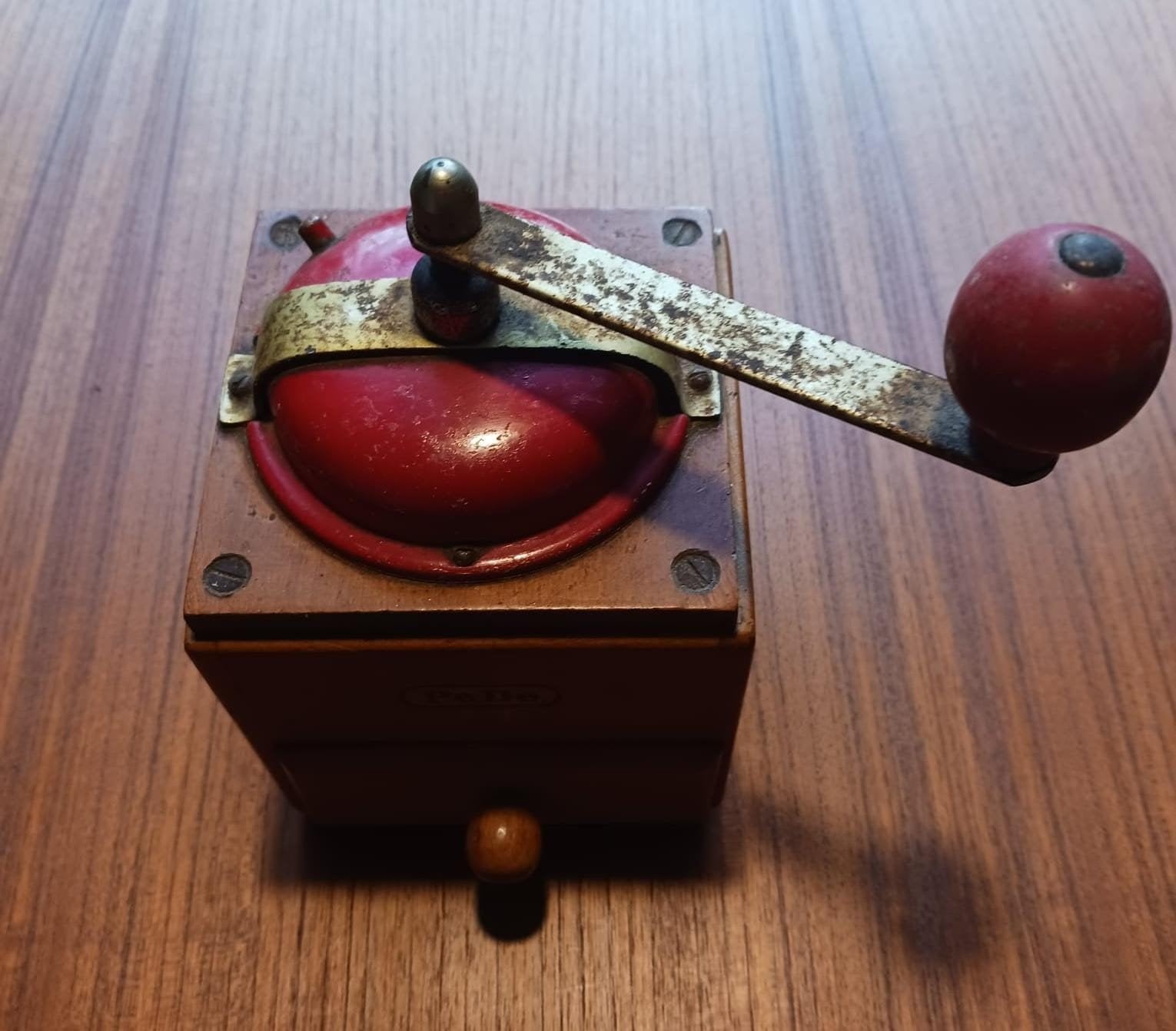 Antieke koffiemolen met houten behuizing en rode accenten, Antiek en Kunst, Ophalen of Verzenden