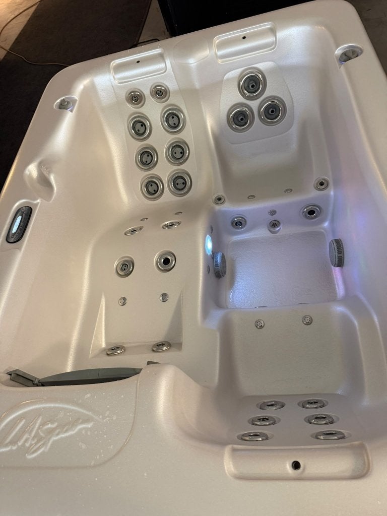 Compacte 2/3 Persoons Jacuzzi – Garantie, Ophalen, Zo goed als nieuw, Afdekzeil, Vast