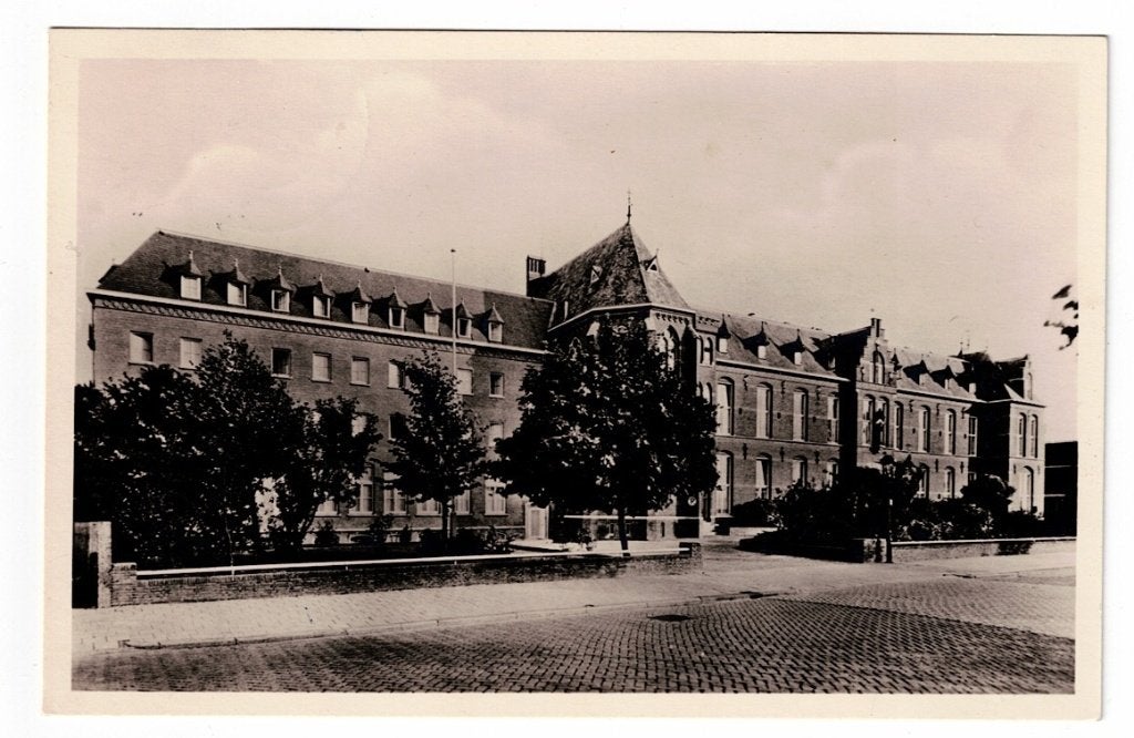Sneek 1960. Het Sint Antonius Ziekenhuis. Gevel., Ophalen of Verzenden, 1940 tot 1960, Gelopen, Friesland