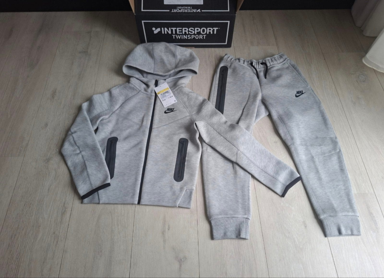 Nieuw Nike Tech Fleece trainingspak set maat 128, Jongen of Meisje, Nieuw, Ophalen of Verzenden, Setje