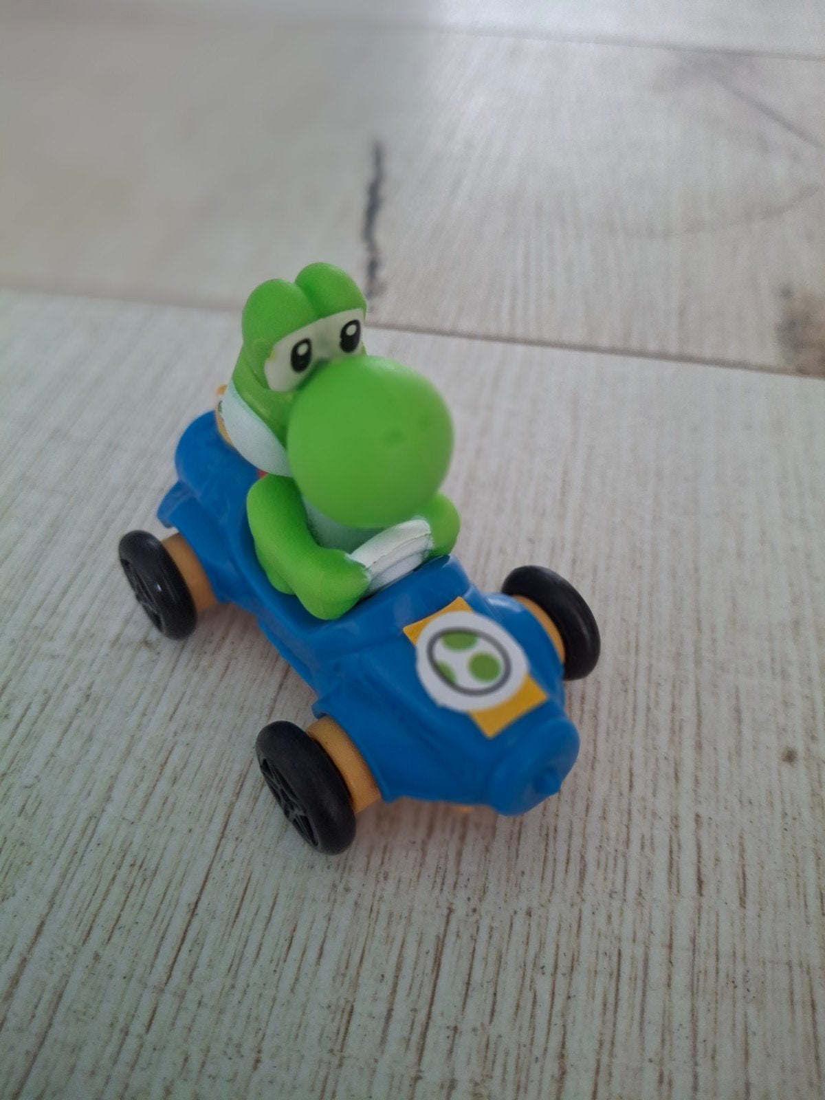 Yoshi in raceauto - Mario Kart figuur, Ophalen of Verzenden, Zo goed als nieuw