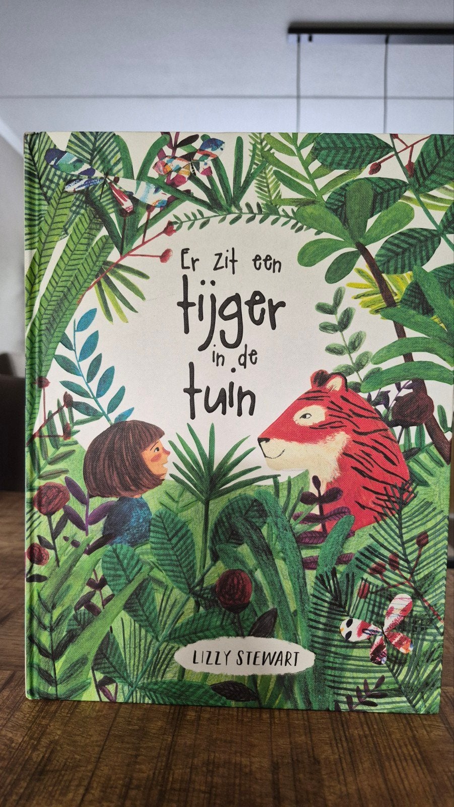 Er zit een tijger in de tuin - Lizzy Stewart Prentenboek, Ophalen of Verzenden, Zo goed als nieuw, Lizzy Stewart, Prentenboek