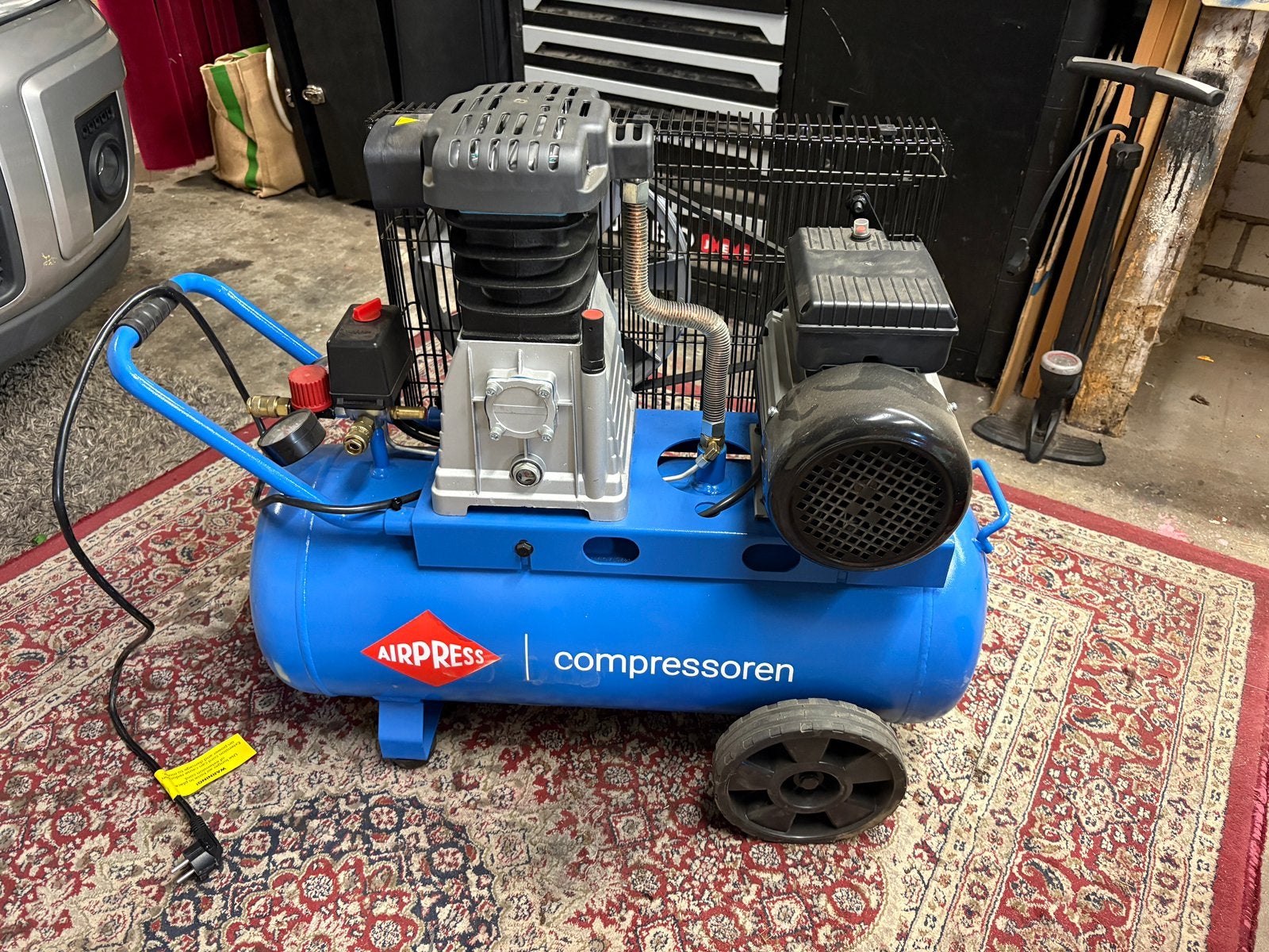 airpress compressor met slang en spuitpistool, Doe-het-zelf en Verbouw, Minder dan 25 liter, Ophalen, Zo goed als nieuw, Minder dan 200 liter/min