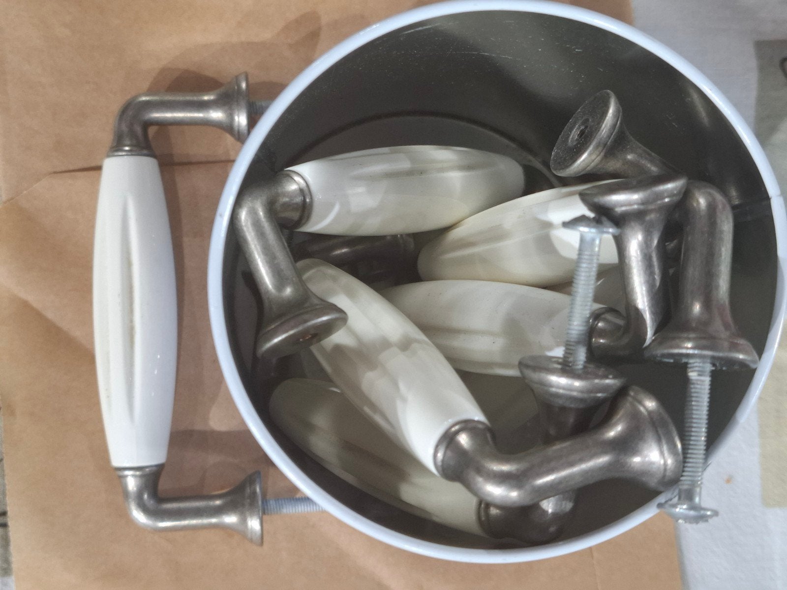 7x Metalen handgrepen met wit porselein, Ophalen of Verzenden, Gebruikt