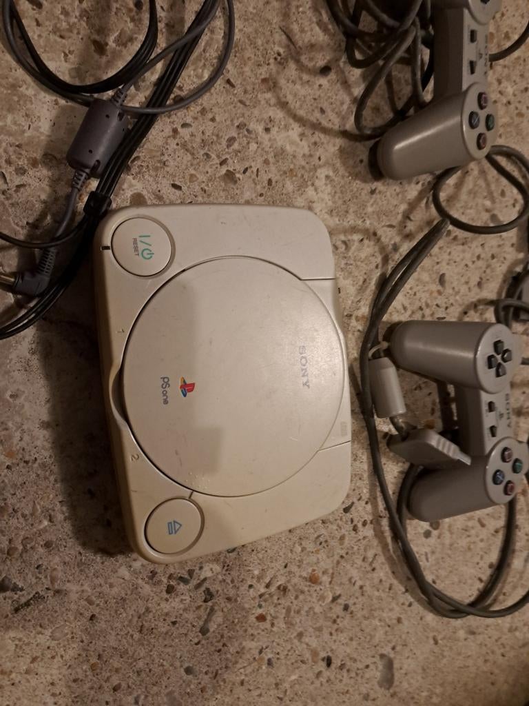 PS One slim, Spelcomputers en Games, Spelcomputers | Sony PlayStation 1, Ophalen of Verzenden, Met 2 controllers