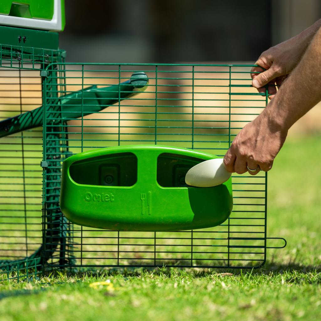 Omlet voerbak voor kippen z.g.a.n., Dieren en Toebehoren, Pluimvee | Toebehoren, Ophalen of Verzenden, Zo goed als nieuw, Drinken en Voederen
