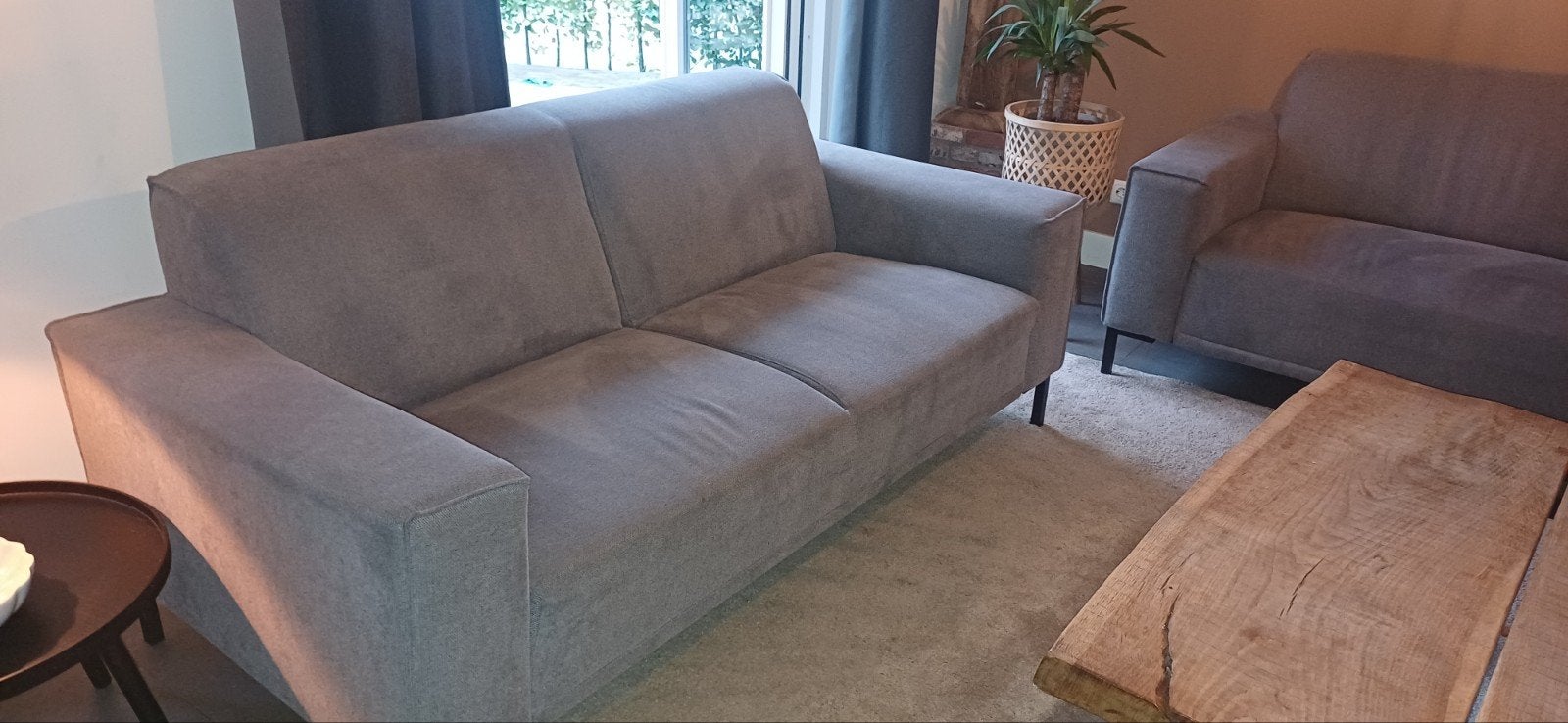 Comfortabele grijze tweepersoonsbanken (set van 2), Huis en Inrichting, Ophalen, Gebruikt, 150 tot 200 cm, Tweepersoons