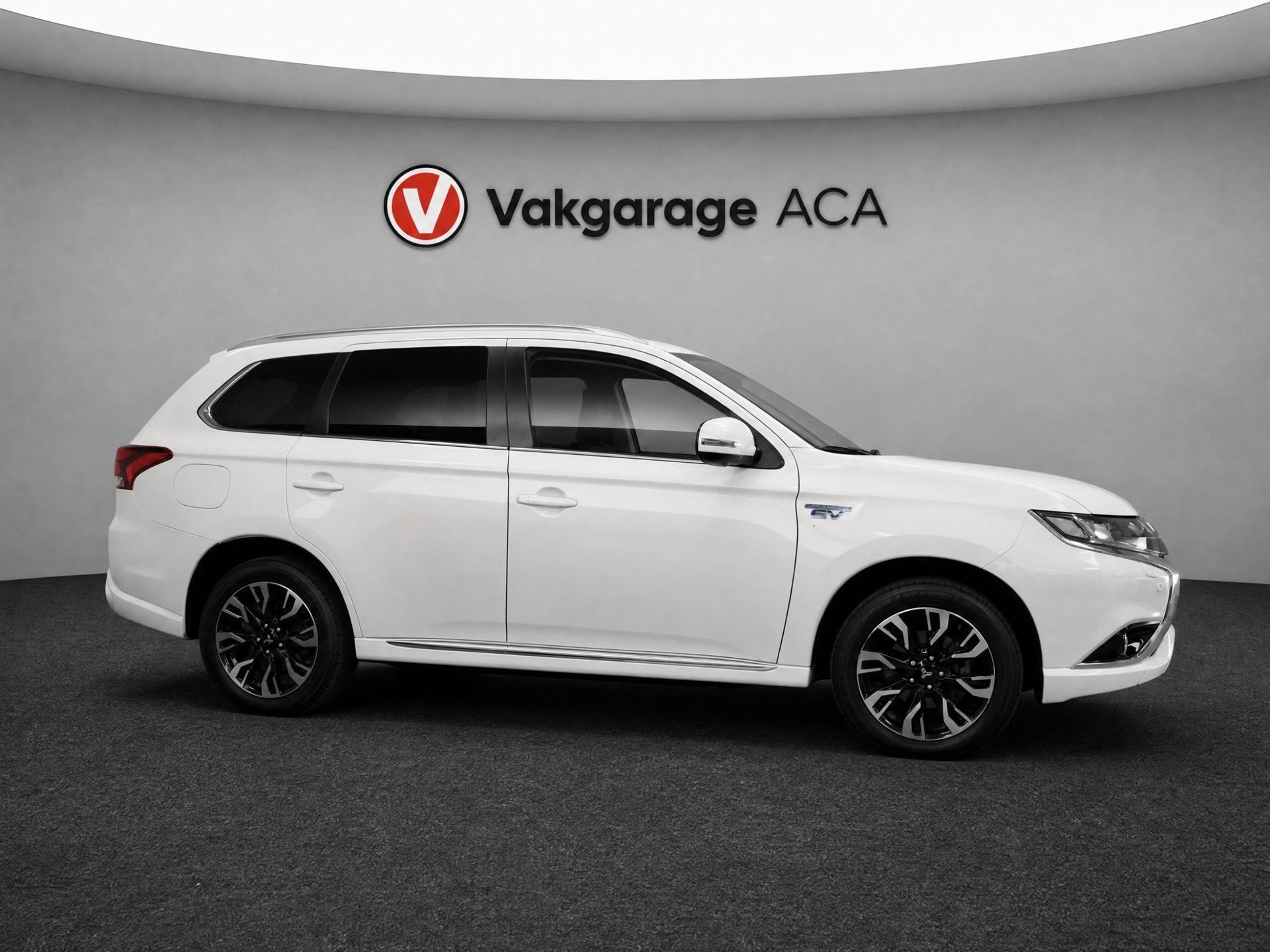 Foto 3 van Mitsubishi Outlander 2.0 PHEV instyle // TREKHAAK // LEDER /