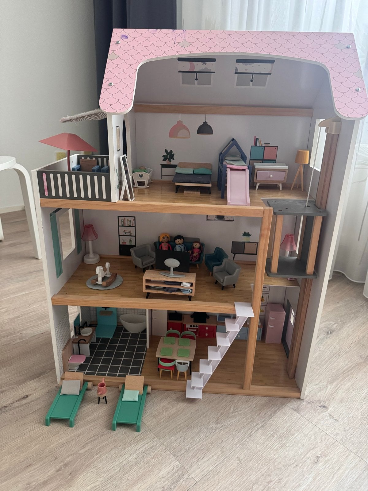 Groot Poppenhuis met Meubels en Extra Onderdelen, Ophalen, Zo goed als nieuw, Poppenhuis