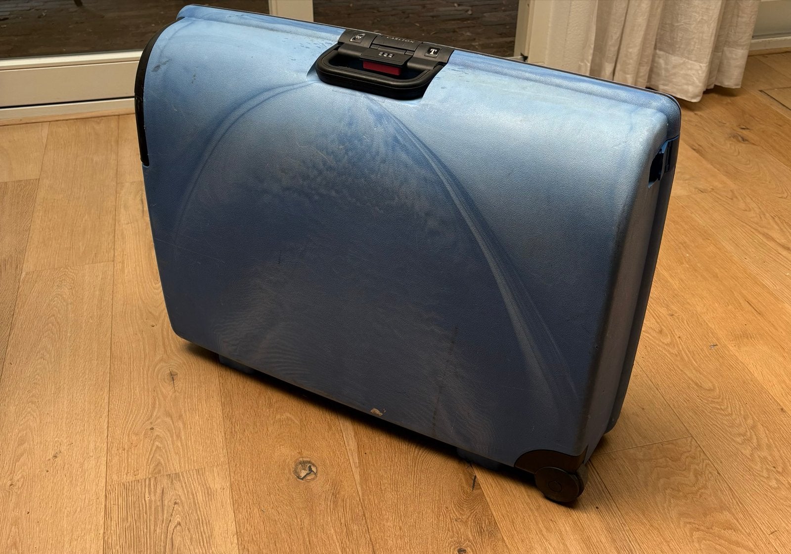 Carlton Blauwe koffer met wieltjes en slot, Sieraden, Tassen en Uiterlijk, Koffers, Gebruikt, Hard kunststof, 45 tot 55 cm, Slot