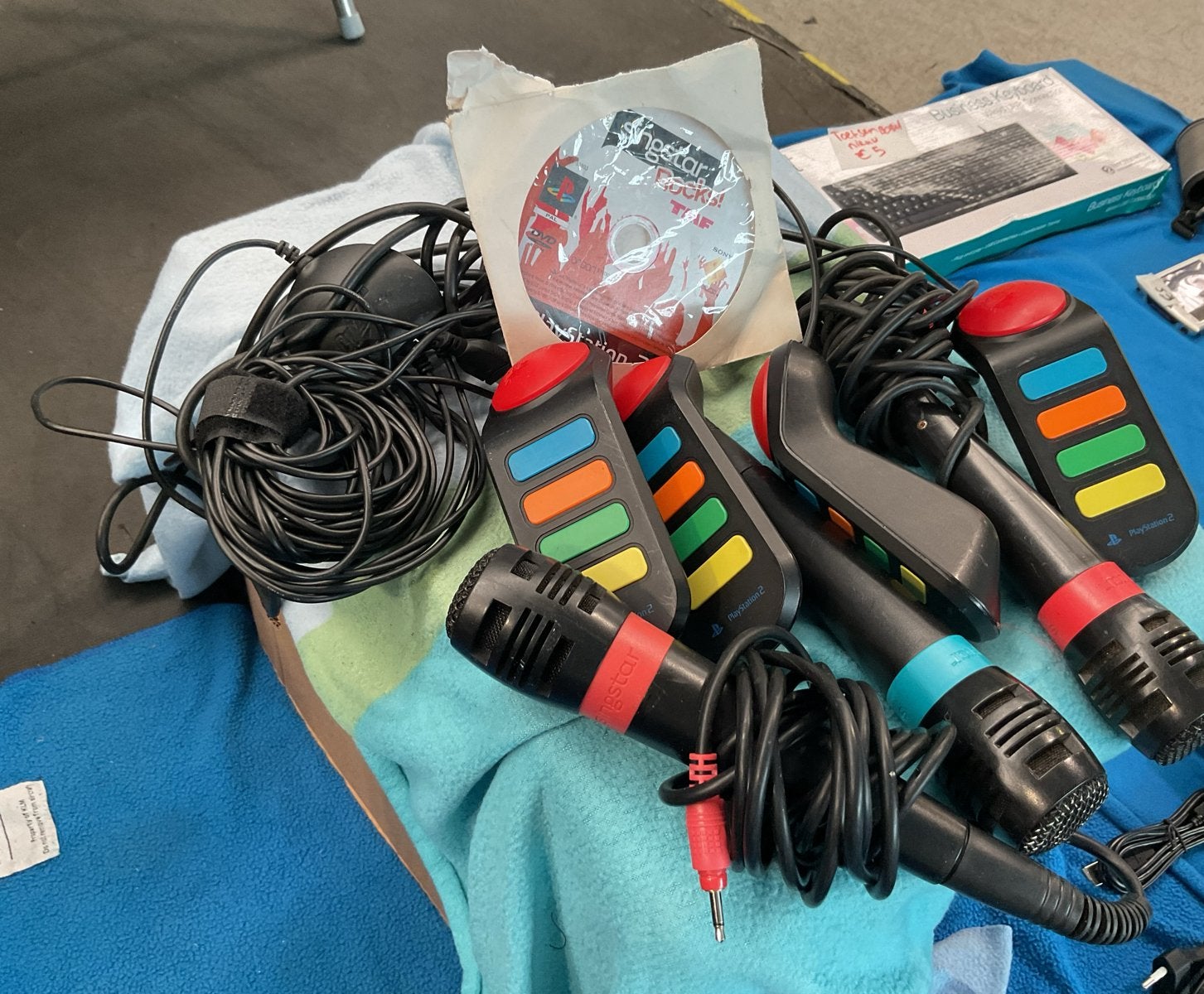 🔥 PlayStation 2 microfoons🔥plus 4 stuks buzzers🔥, Muziek, Gebruikt, Eén computer, Ophalen of Verzenden