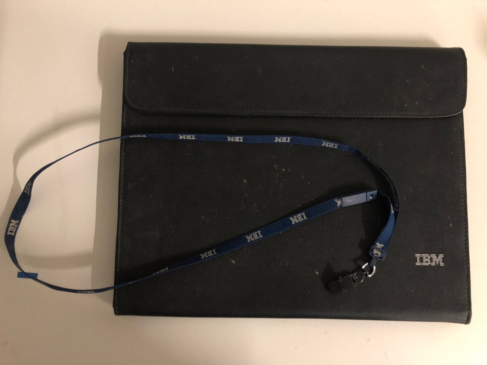 IBM vintage leren map + keycord 80er jaren.