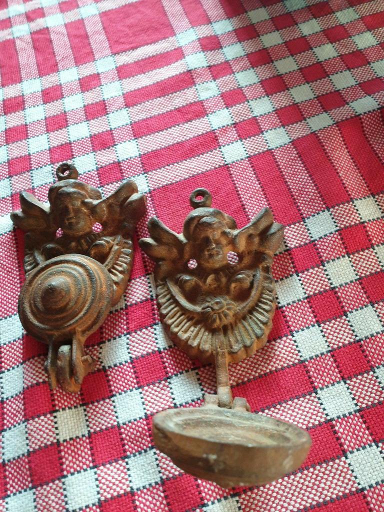 2 smeedijzeren kaarsenhoudertjes, Antiek en Kunst, Ophalen of Verzenden, Overige materialen