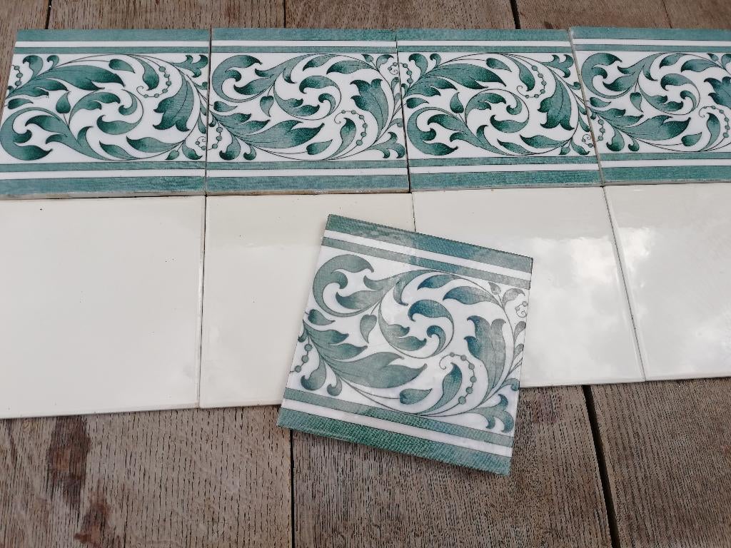 88 antieke wandtegels, rand donkergroen decor, 13,20 meter, Antiek en Kunst, Ophalen